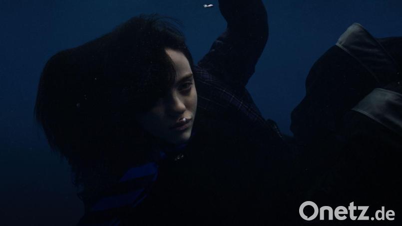 Billie Eilish allein unter Wasser. Bild: Universal Music/dpa