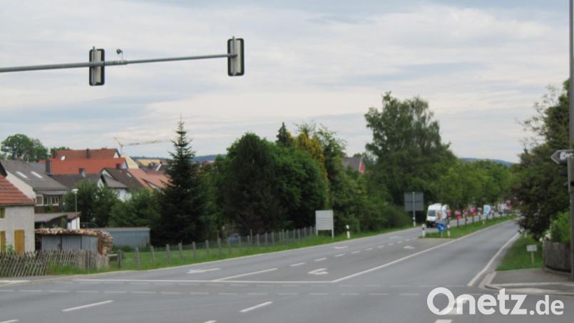 Die Linksabbiegerampel in Richtung Grundstraße und Klaus-Conrad Straße in Hirschau muss man verstehen. Sie löst per Induktionsschleife nur aus, wenn nahe an die Haltelinie vorgefahren wird. Bild: fg
