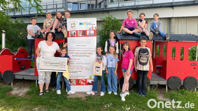 1000 Euro spenden die Waldthurner Kommunionkinder an den Bunten Kreis Nordoberpfalz in Weiden. Bild: Steffi Weig/exb