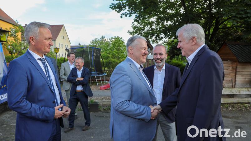 Man kennt sich seit vielen Jahren und ist per Du: Landrat Richard Reisinger begrüßt freudig Horst Seehofer in Süß - und das nicht zum ersten Mal. Hinten steht Manfred Weber, Chef der größten Fraktion im Europaparlament in Brüssel, links CSU-Kreisvorsitzender und Landtagsabgeordneter Harald Schwartz. Bild: Wolfgang Steinbacher