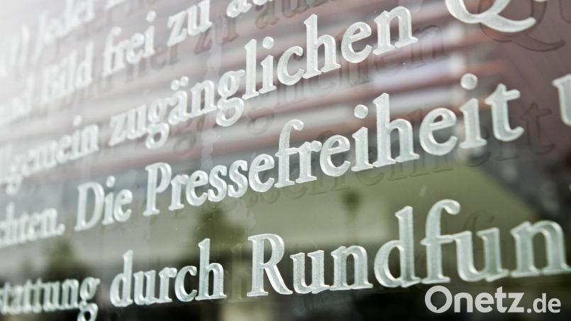 Das Wort Pressefreiheit in einem Ausschnitt des Grundgesetz-Artikels 5. Zu sehen ist es so auf einer Glasscheibe des Jakob-Kaiser-Hauses in Berlin. Es ist das größte deutsche Parlamentsgebäude, in ihm befinden sich Bundestagsbüros. Symbolbild: Florian Kleinschmidt, dpa