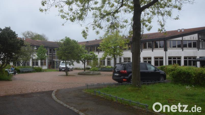 Bei der Mittelschule beginnt die Stadt heuer mit Dach- und Toilettensanierung. Insgesamt gesehen nehmen Ausgaben für Schulen und Kindergärten weiterhin zu. Bild: fz