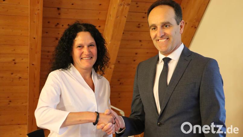 Die neue Gemeinderätin Sabine Graf wird von Bürgermeister Hans-Jürgen Strehlnach ihrer Vereidigung begrüßt. Bild: gru