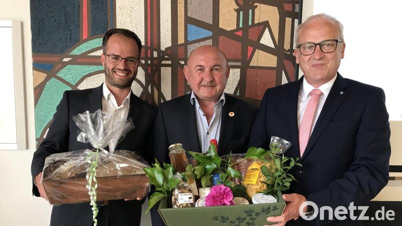 Florian Rauch (links) für die CSU-Fraktion und Bürgermeister Bernhard Lindner (rechts) gratulieren und ehren Georg Götz für 40 Jahre Mitgliedschaft im Hahnbacher Marktgemeinderat. Bild: mma