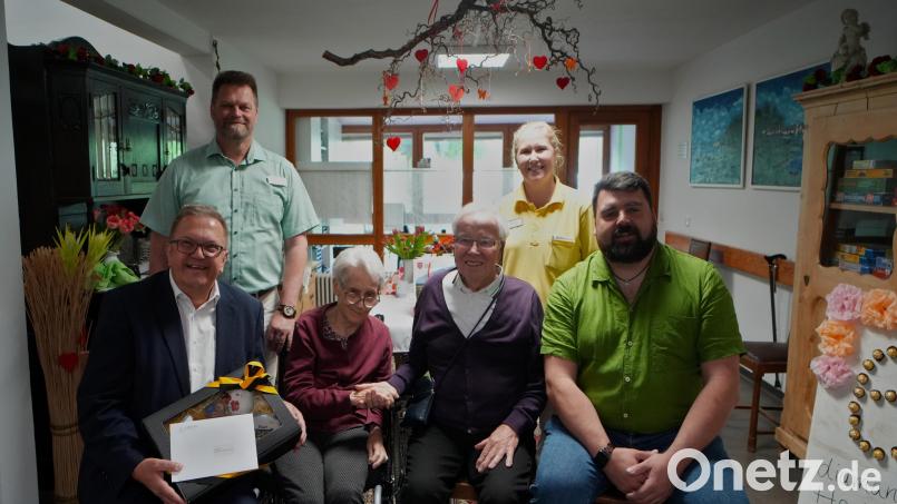 Die Bürgermeister Martin Preuß (Amberg, vorne links) und Stefan Frank (Sulzbach-Rosenberg, vorne rechts) übermittelten Monika und Werner Fritz (vorne Mitte) zur Diamantenen Hochzeit Glückwünsche aus der alten und der neuen Heimatstadt. Im Hintergrund Regionalleiter Ralf Zeh und Sophia Jütte vom Bavaria-Seniorenheim Sulzbach-Rosenberg. Bild: gac