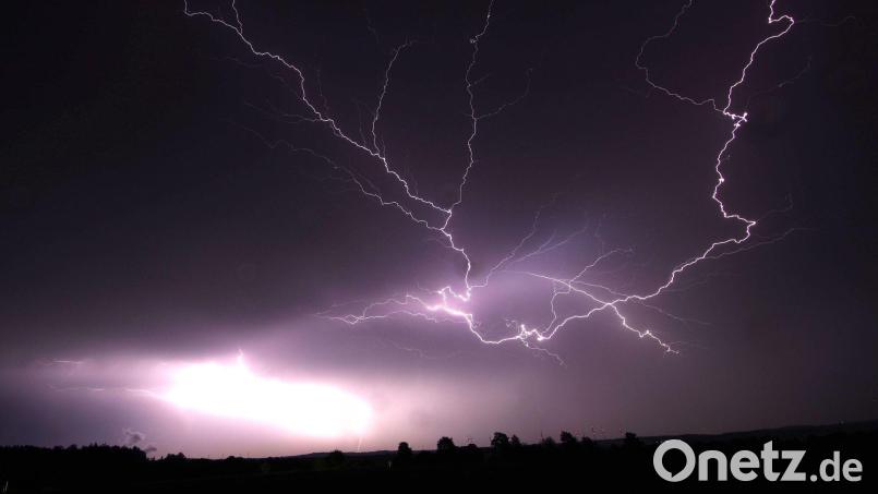 Die Feuerwehr rückte in Nürnberg wegen eines starken Gewitters zu 242 Einsätzen aus. Symbolbild: Alexander Wolf/dpa