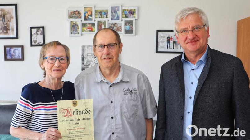 Erika und Heinz-Dieter Lotse (von links) sind seit 50 Jahren verheiratet. Dazu gratulierte auch Bürgermeister Johannes Reger. Bild: Jochen Neumann/exb
