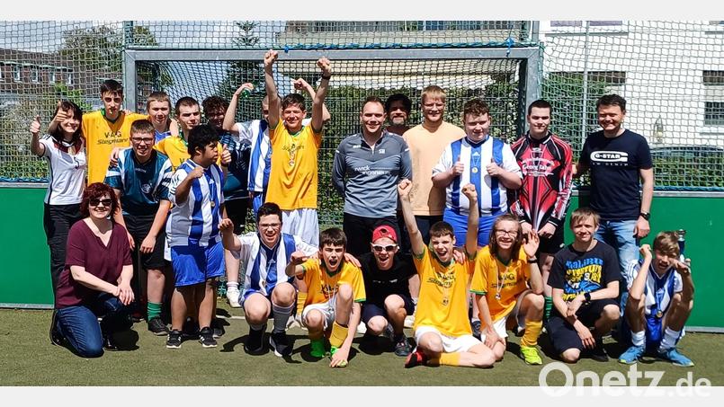 Mit Leidenschaft und Begeisterung kämpfen die Fußballer der Förderschulen mit dem Förderschwerpunkt geistige Entwicklung um den Titel des Bezirksmeisters. Am Bild die Teilnehmer von der Schule am Kleefeld im HPZ Irchenrieth mit Schulleiterin Petra Rothmund (von links, kniend) und Turnierleiter Lehrer Markus Schuller (stehend, hinten rechts) Bild: grm