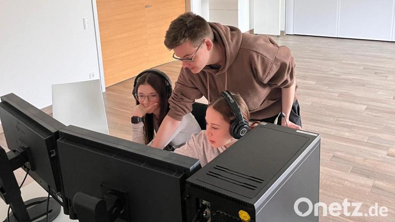 Marco Meier, Azubi in der Medienproduktion, zeigt den Schülerpraktikantinnen, wie sie ihr Video schneiden können. Bild: Jakob Graf