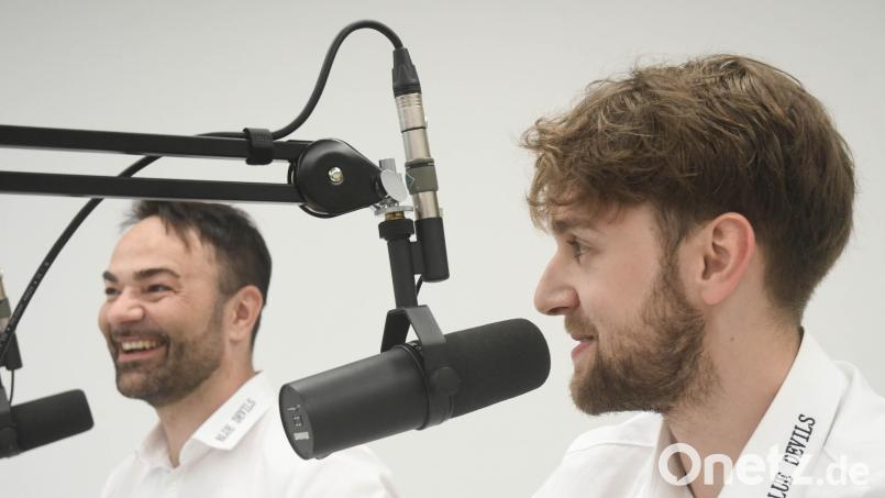 Trainer Sebastian Buchwieser (links) und Stürmer Luca Gläser waren zu Gast bei der Live-Folge des Blue-Devils-Podcasts &quot;Powerplay&quot;. Bild: Gabi Schönberger