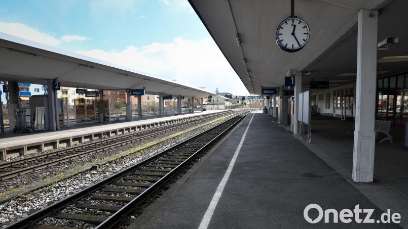 Der – nicht barrierefreie – Amberger Bahnhof ohne Menschen und Züge. Was daran liegt, dass zum Zeitpunkt der Aufnahme gerade gestreikt wurde. Allerdings nicht, weil die Aufzüge immer noch nicht gebaut sind. Bild: Petra Hartl