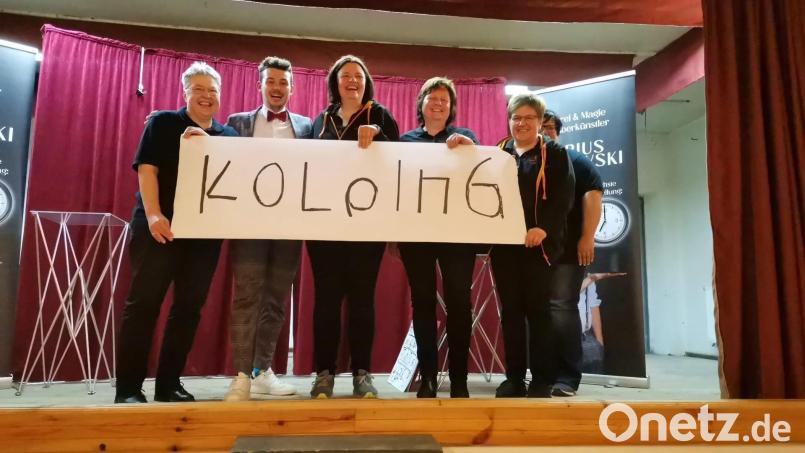 Einen magischen Abend mit Zauberer Marius Koslowski (Zweiter von links) erlebte die Kolpingsfamilie Falkenberg. Bild: Kolping Falkenberg/exb