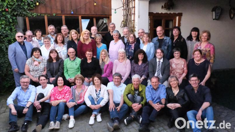 1975 wurden drei stark besetzte fünfte Klassen am Stiftland-Gymnasium Tirschenreuth gebildet. 49 Jahre später feierten die ehemaligen Schulkameraden in Waldsassen Wiedersehen. Bild: Benjamin Dirmeier/exb