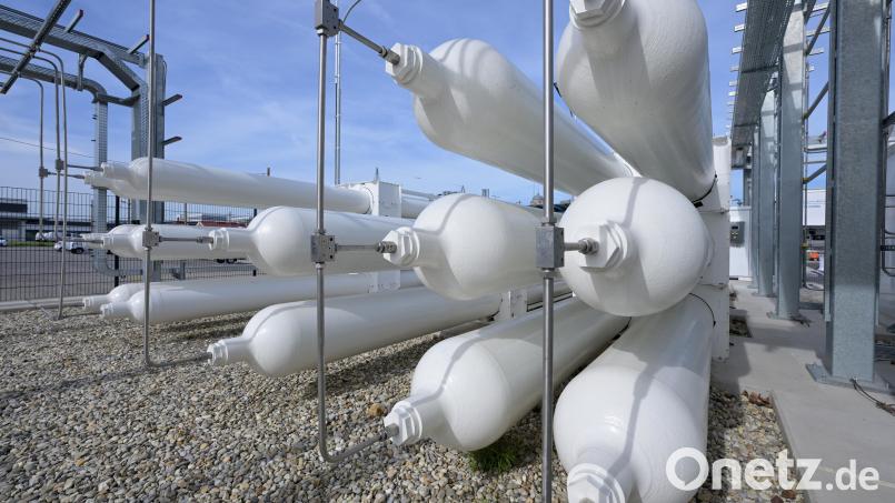 Ein Blick auf Wasserstoffspeicher: Bei der Wasserstoffelektrolyse wird unter Einsatz von Strom das Wasser in Wasserstoff und Sauerstoff gespalten. Symbolbild: Roland Schlager/dpa