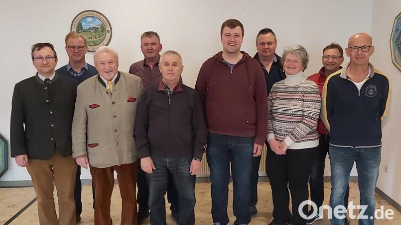 Neuer Jagdvorsteher von Pursruck-Schwand ist Markus Schadl (6. von links). Hier mit dem Vorstand und den Jagdpächtern. Bild: Wolfgang Schadl/exb