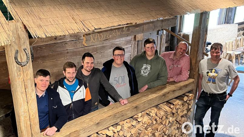 Von links nach rechts:
Beisitzer Markus Härtl, Kassier Andreas Grillmeier, Schriftführer Tobias Gabel, Zweiter Schriftführer Lukas Härtl sowie die neuen gleichberechtigten Vorsitzenden Benjamin Härtl, Andreas Riedl und Thomas Härtl Bild: Club-Haus Kondrau/exb