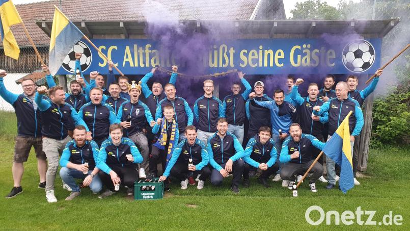 So sehn Aufsteiger aus: Am Freitagabend gab es beim SC Altfalter die erste Aufstiegsparty. Bild: Maier