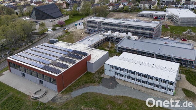 Die Freude über Einsparungen bei einzelnen Gewerken zur Generalsanierung der Jobst-vom-Brandt-Schule gehören der Vergangenheit an. Der Kostenrahmen wird nun erstmals gerissen und erhöht sich von 10,2 Millionen Euro auf 10,8 Millionen Euro. Bild: Wolfgang Erhart/exb