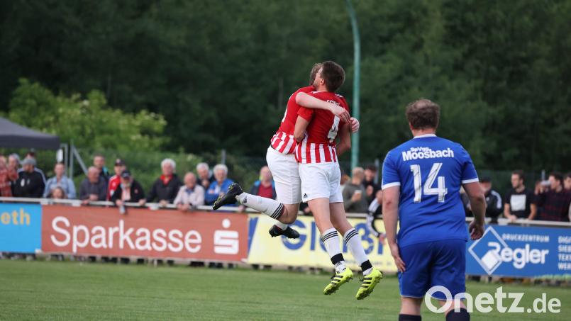 Matthias Meier (Mitte) und Manuel Windschiegl (links) bejubeln den Treffer zum 4:1-Endstand für die SG Störnstein/Wurz. Bild: Dieter Jäschke