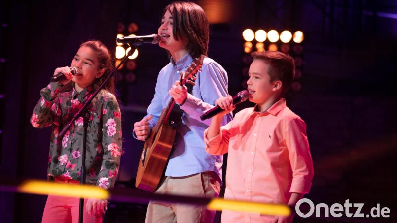 Veronika, Moritz und Xaver (von links) bei ihrem Fernseh-Auftritt in der Sendung The Voice Kids. Mit dem Song „Don’t worry, be happy“ brachten sie die Coaches zum Strahlen, schafften es aber leider nicht eine Runde weiter. Bild: SAT.1/Claudius Pflug