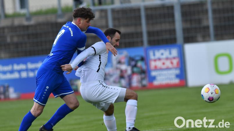 Nur die SpVgg Osterhofen steht der SpVgg SV Weiden noch im Weg: Josef Rodler (links) und Co. wollen die meisterliche Spielzeit in der Landesliga Mitte mit dem 22. Sieg in Folge abschließen. Archivbild: A. Schwarzmeier