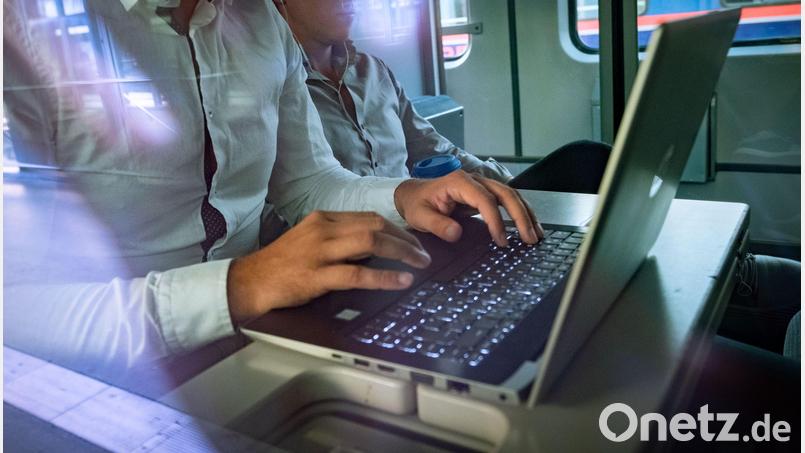 Die Nutzung öffentlicher WLAN-Zugänge birgt Sicherheitsrisiken, da Fremde Daten abgreifen könnten. Wer sensible Daten schützen möchte, sollte ein VPN verwenden. Symbolbild: Peter Steffen/dpa