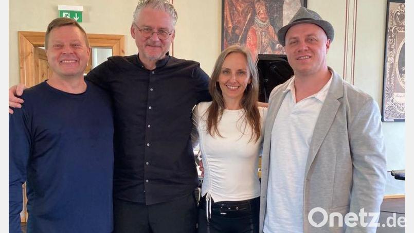 Das Bild zeigt nach dem Konzert (von links) Oliver Munique, Eberhard Hasenfratz, Marlene und Marcus bei Urban Kiz. Bild: Maurizius von Bismarck/exb