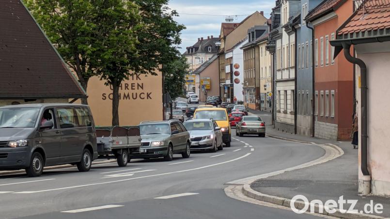 Auf der Bundesstraße 299 durch Waldsassen ging der Verkehr nur schleppend voran. Die Engstelle vorm Neubau der Geodatenbank in der Egerer Straße mit Ampelbetrieb wurde am Freitag abgebaut. Bild: pz