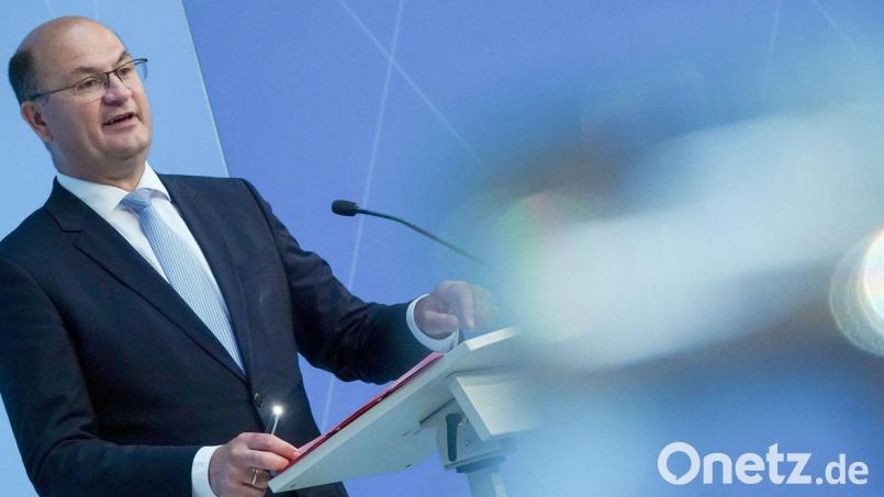 Das Ergebnis der aktuellen Steuerschätzung sei die "Quittung für die verfehlte Politik der Ampel in Berlin", urteilt der Finanzminister von Bayern, Albert Füracker (CSU). Archivbild: Sabina Crisan/dpa