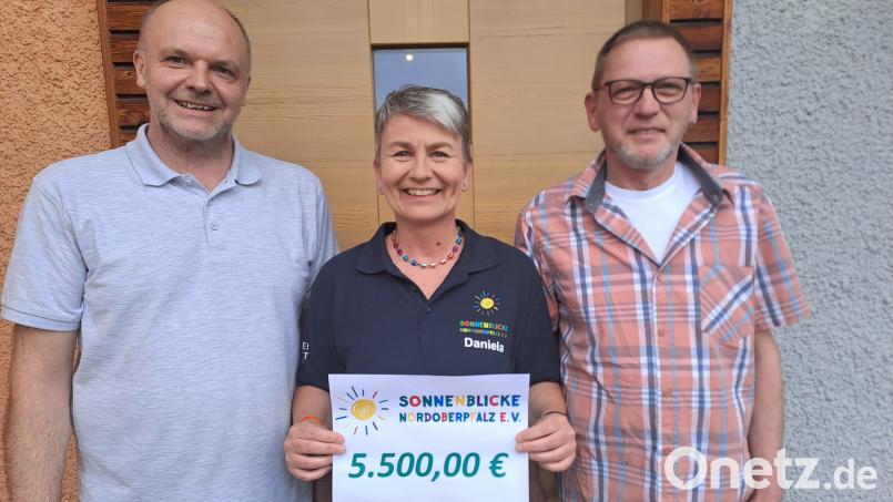 Die Initiatoren der Aktion, Ralph (rechts) und Thorsten Arnhold (links), freuten sich sehr über den Betrag, der durch kreative Veranstaltungen, unterstützt von vielen freiwilligen Helfern, und großzügigen Spenden zusammenkam. Bild: gis