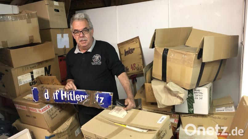 Das Straßenschild aus den 1930er Jahren, das Anton Heindl in der Hand hält, hat die Geschichte überdauert. Derzeit lagert es – einem Dornröschenschlaf ähnelnd – auf dem Dachboden der Fronveste. Bild: wro