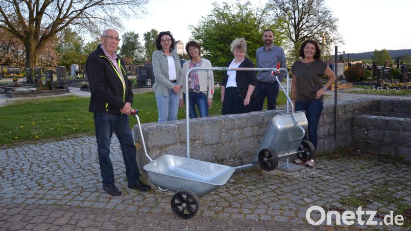Bürgermeister Armin Bulenda (Zweiter von rechts) dankt der Vorsitzenden der Frauen-Union Moosbach Ulrike Guttenberger (rechts) und den weiteren Vorsitzenden sowie dem Vorstandsmitglied für die großzügige Spende. Seniorenbeauftragter Harald Köcher (links) probiert den Schubkarren gleich aus. Bild: gi
