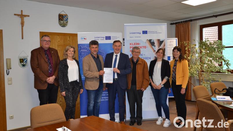 Große Freude im Moosbacher Rathaus: Das Projekt der Partnerschaft der Grundschulen Moosbach und Bela nad Radbuzou wird von der Euregio Egrensis finanzielle unterstützt. Euregio-Präsident Peter Berek (Mitte) überreicht an Bürgermeister Bernhard Rom (Dritter von links) den Förderbescheid. Bild: Peter Garreiss