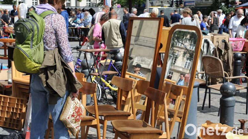 Der Vorteil auf dem Flohmarkt: Sie können sich das Möbelstück direkt ansehen – und oft auch den Preis verhandeln Symbolbild: Mascha Brichta/dpa