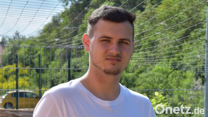 Der neue Vorsitzenden Simon Bladeck mit einem seiner Zuchttiere der Rasse Zwerg Marans. Bild: Stefan Bladeck/exb