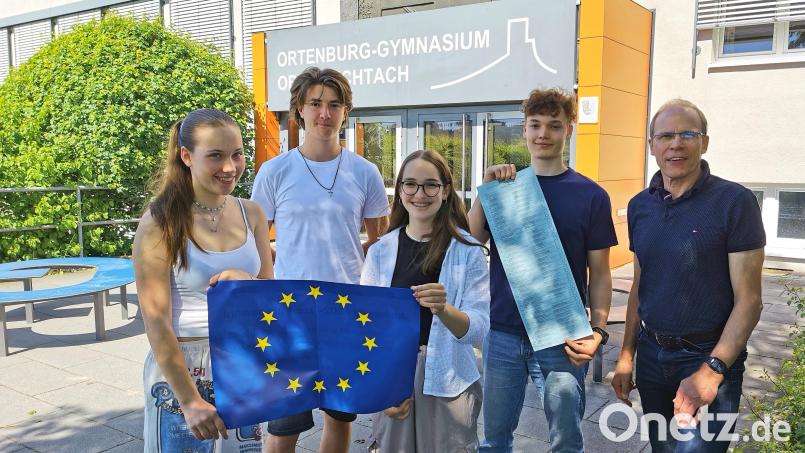 Paula, Florian, Leonie und Benno (von links) vom Ortenburg-Gymnasium dürfen bei der Europawahl am 9. Juni ihre Stimme schon vor dem 18. Geburtstag abgeben. Schulleiter Ludwig Pfeiffer sieht das neue Wahlrecht kritisch. Bild: Portner