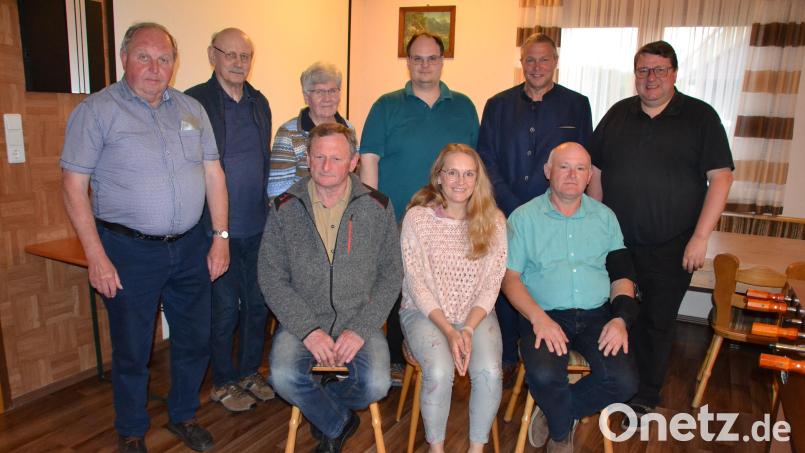 Der Kapellenförderverein Gebhardsreuth wird die nächsten drei Jahre von dieser Mannschaft mit Vorsitzendem Reinhold Baier (vorne, rechts) und zweitem Vorsitzenden Bruno Voit (vorne, links) geführt. Dazu gratulieren Pfarrer Udo Klösel und Dritter Bürgermeister Helmut Meindl (von rechts). Bild: Peter Garreiss