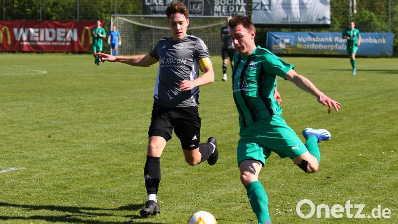 Michael Werner (rechts) und der FC Weiden-Ost holten sich den zweiten Platz in der Bezirksliga Nord. Archivbild: Dieter Jäschke