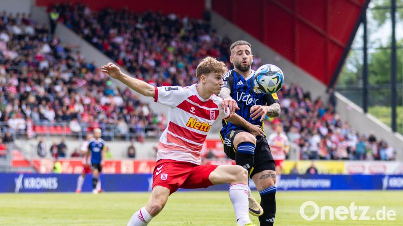 Die Kicker des SSV Jahn Regensburg (links Dominik Kother) müssen in die Aufstiegsrelegation Bild: Sascha Janne