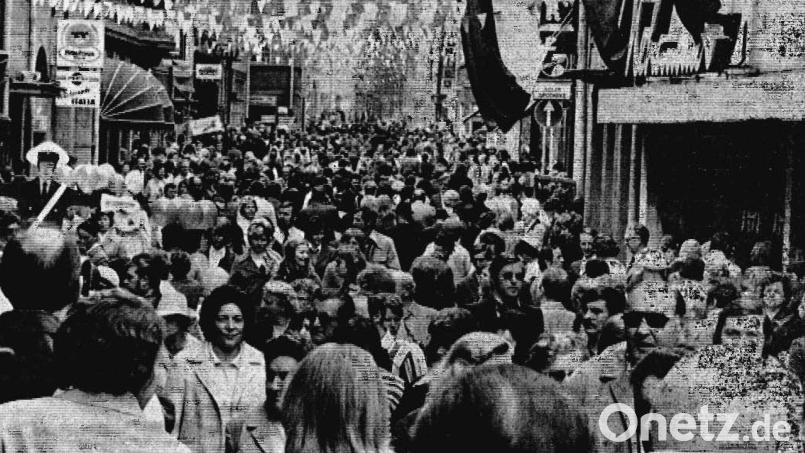 Schon zur Eröffnung am 18. Mai 1974 kamen rund 5000 Menschen in die Fußgängerzone, die sich erst zwischen dem Hallplatz und dem Roßmarkt erstreckte. Archivbild: Heider