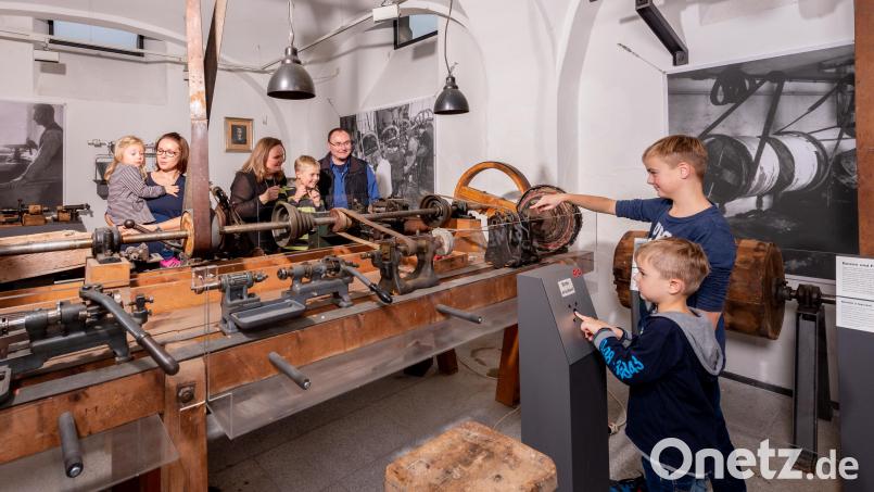 Ein Blick in das Deutsche Knopfmuseum in Bärnau: Zu sehen sind originale Arbeitsplätze in einer Knopffabrik. Bild: Klaus Schicker