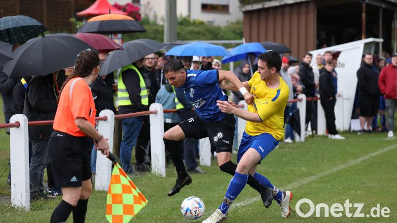 Bayernliga-Torjäger Salah El Berd (Mitte) war von den A-Klassen-Kickern des SV Wildenreuth (im Bild David Frischholz) nicht zu stoppen. Drei Tore steuerte er beim 7:0-Sieg der SG Ursulapoppenricht/Gebenbach II bei. Bild: Dieter Jäschke