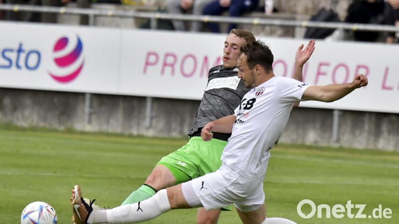 Luca Reiß (links) traf in seinem letztem Spiel für die DJK Gebenbach beim 4:1-Sieg in Neumarkt. Archivbild: Hubert Ziegler