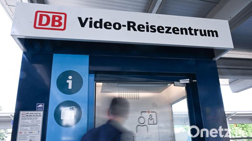Eine Person geht in ein Video Reisezentrum an einem Regionalbahnhof (gestellte Szene). Bild: Bernd Weißbrod/dpa