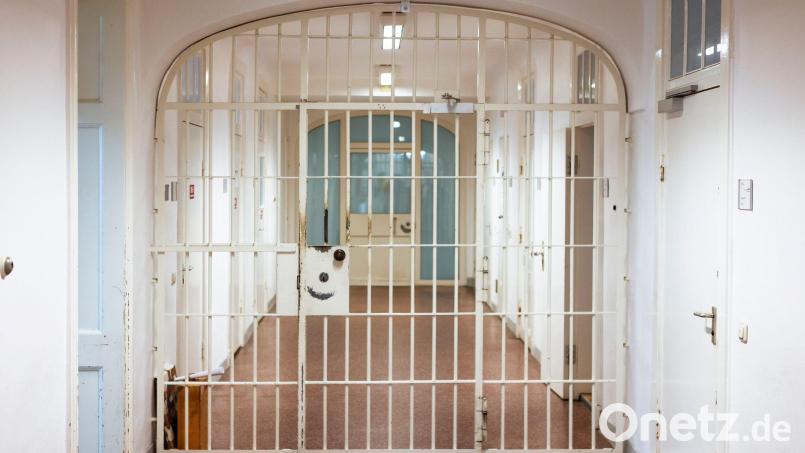 Eine geschlossene Pforte in einer Justizvollzugsanstalt. Ein 26-Jähriger wurde aus einer JVA im Schwandorfer Amtsgericht vorgeführt. Symbolbild: Frank Molter/dpa/Symbolbild