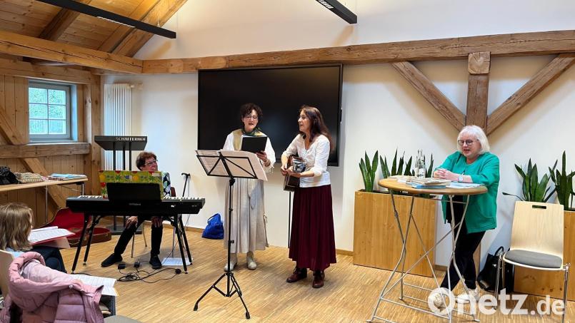 Christl Schemm (rechts) und der Sitzweilgsang mit Monika Kunz und Inge Härtl (Mitte) unterhielten die Zuhörer mit Geschichten und Liedern. Dazu spielte Margot Sölch (links) am E-Piano. Bild: Konrad Härtl/exb