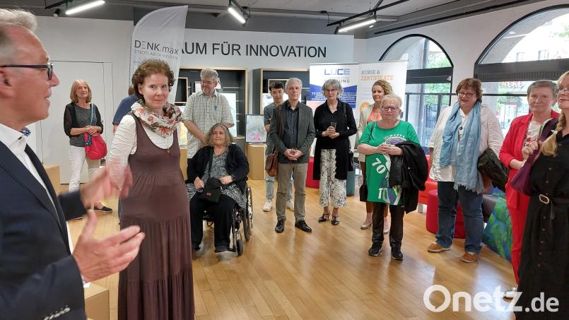Bürgermeister Reinhold Wildenauer (links) freut sich auf die Bilder und über neue Ideen der Initiatorin Susanne Kempf. Fünf Künstlerinnen und Künstler beteiligen sich an der nunmehr 17. Ausstellung. Bild: Kunz