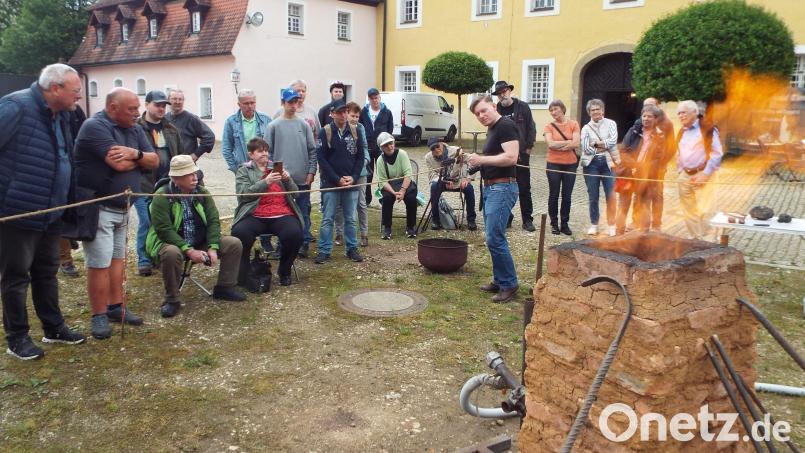 Noch lodert die Flamme aus dem Rennofen, einem Schachtofen von rund eineinhalb Metern aus Lehm zur Verhüttung von Eisen. Museumsleiter Martin Schreiner erläutert den Zuschauern den Prozess. Bild: e