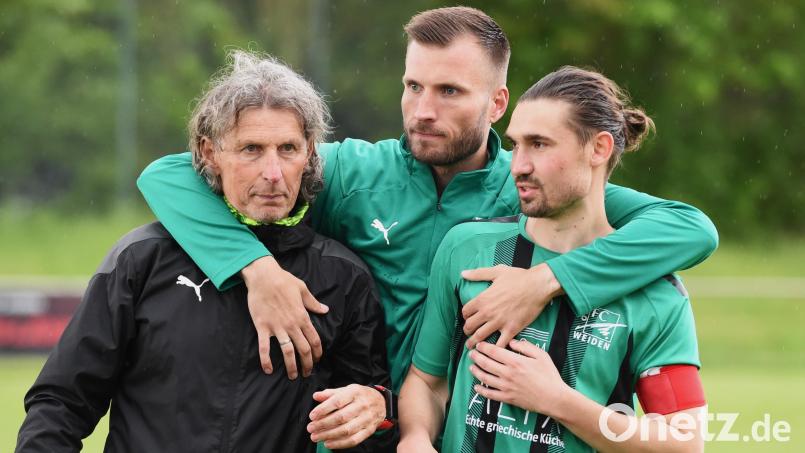 Trainer Josef Dütsch (links), Allrounder Dominik Forster und Kapitän Benedikt Sichert freuten sich über die Vizemeisterschaft in der Bezirksliga. Bild: Büttner