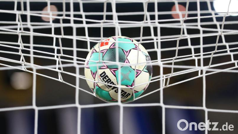 Im Fußballkreis Cham/Schwandorf sind die Tornetze nur für die Kreisliga-Relegation gespannt. Symbolbild: Friso Gentsch/dpa/Symbolbild